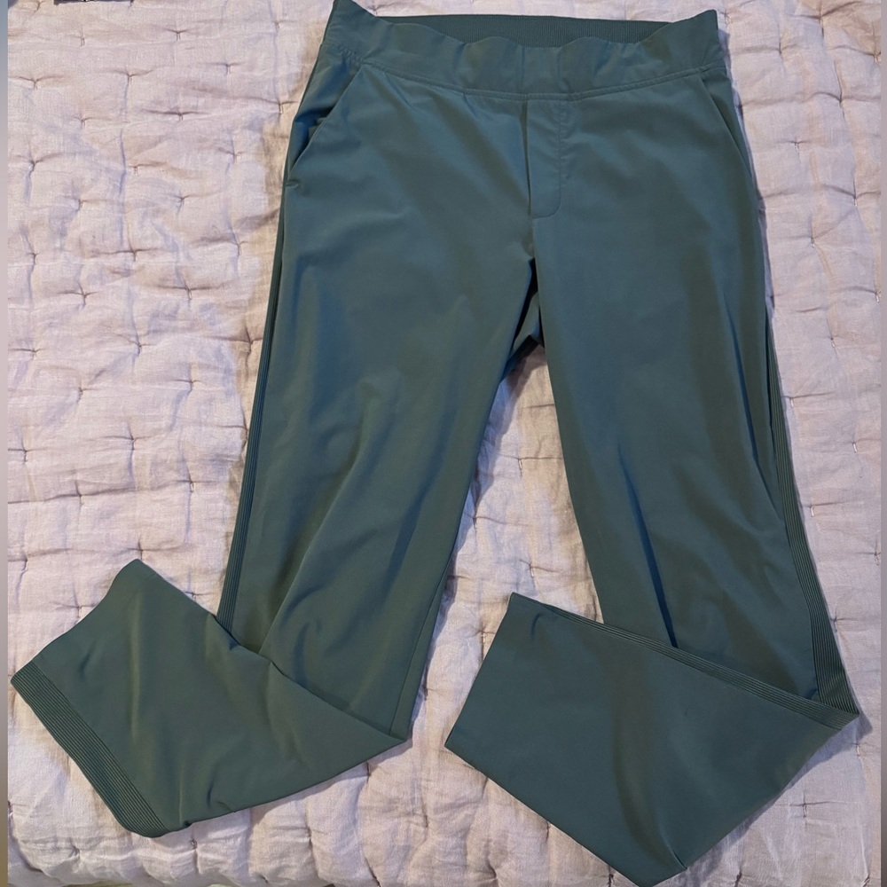 Athleta Brooklyn Jogger, green. Size 6. Good condition